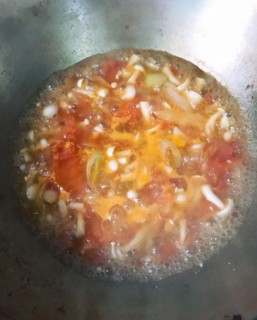  西红柿炖白玉菇 第3步