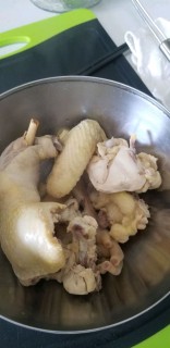  美味营养的小鸡炖蘑菇配胡萝卜和腐竹 第5步