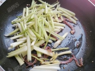  芹菜腊肉炒蘑菇 第6步