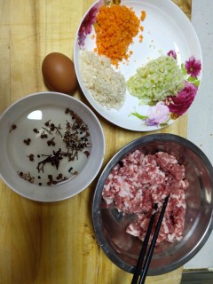  胡萝卜金针菇肉馅馄饨 第1步