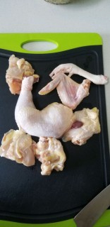  美味营养的小鸡炖蘑菇配胡萝卜和腐竹 第3步