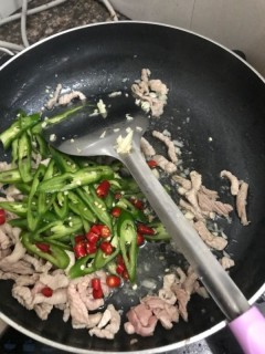  蟹味菇小炒肉 第6步