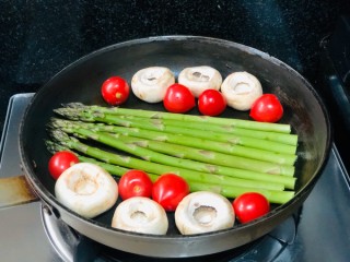  美如画的油煎芦笋蘑菇 净素食 第5步