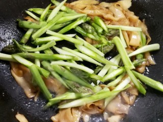  芦笋炒鸡腿菇片 第4步
