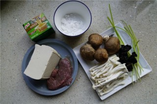  菌菇牛肉豆腐汤 第1步