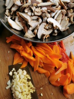 最好吃的香菇做法 鲜菇炒肉丝 第2步