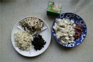  菌菇牛肉豆腐汤 第2步