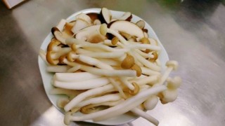  清炒小白菜杂菇 第1步