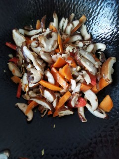  最好吃的香菇做法 鲜菇炒肉丝 第5步