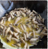  蘑菇炒鸡蛋 第4步