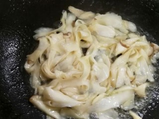  芦笋炒鸡腿菇片 第3步