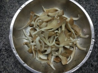 蘑菇烧毛豆 第2步
