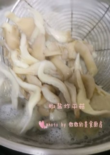  椒盐炸平菇 第2步