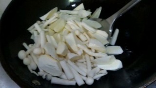  素炒茭白海鲜菇（超下饭） 第2步