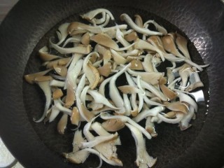  蘑菇烧毛豆 第3步