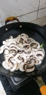  蘑菇炒牛肉 第4步