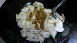  素炒茭白海鲜菇（超下饭） 第4步