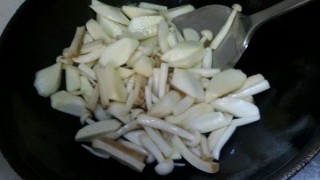  素炒茭白海鲜菇（超下饭） 第3步