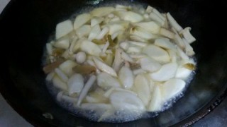  素炒茭白海鲜菇（超下饭） 第5步