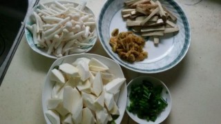  素炒茭白海鲜菇（超下饭） 第1步