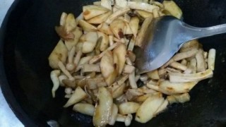  素炒茭白海鲜菇（超下饭） 第6步