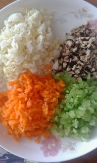  香菇，芸豆，胡萝卜，芹菜包子 第1步