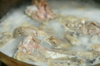  以形补形/羊腿骨红菇汤 第3步