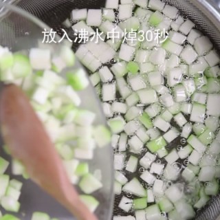  食美粥-蔬菜粥系列|“丝瓜香菇干贝粥”砂锅炖锅做法易学易做 第2步