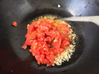  番茄汁金针菇汤 第4步