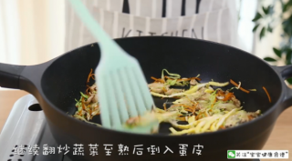  香菇胡萝卜粉丝小炒 宝宝辅食达人 第9步