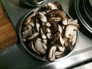  香菇炒莴笋--抗衰老的食谱 第1步
