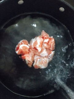 香菇玉米排骨汤 第1步