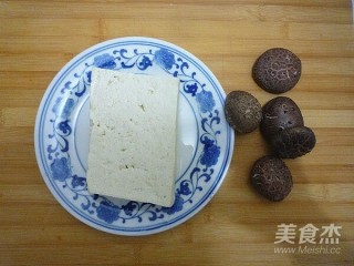  香菇烧豆腐角 第1步