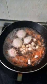 香菇肉丸青菜汤 第6步