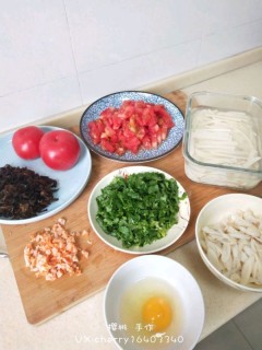  西红柿蘑菇木耳豆腐鸡蛋汤 第4步