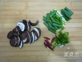  香菇烧豆腐角 第5步