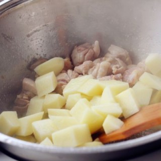  香菇土豆炖鸡块 第8步