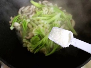  小米椒鲜香菇炒菜花 第19步