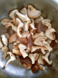  鸡肉炖蘑菇土豆 第5步
