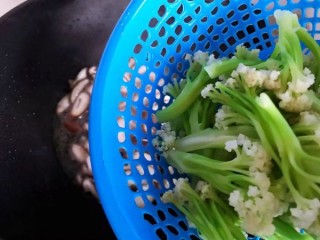  小米椒鲜香菇炒菜花 第13步