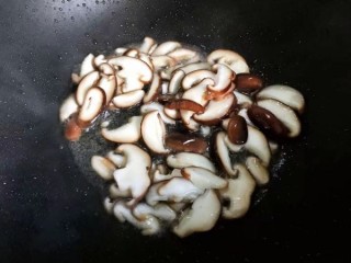  小米椒鲜香菇炒菜花 第12步