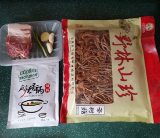  麻辣香锅茶树菇 第1步