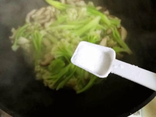 小米椒鲜香菇炒菜花 第18步