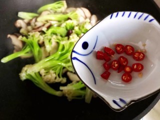  小米椒鲜香菇炒菜花 第15步