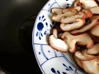  小米椒鲜香菇炒菜花 第11步