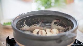  砂锅蘑菇焖虾 第11步