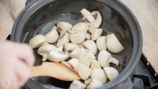  砂锅蘑菇焖虾 第10步