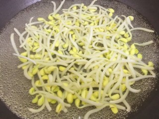  蟹味菇炒芽菜 第3步