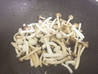  蟹味菇炒芽菜 第4步