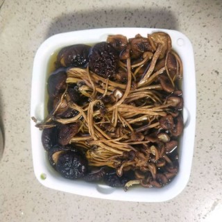  茶树菇公鸡煲 第2步